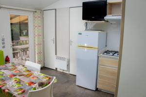 Kuchyň nebo kuchyňský kout v ubytování Camping Les Granges Bas - Tiny House - Lodges - Mobilhomes
