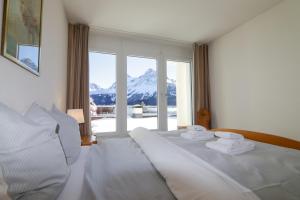 a bedroom with a bed with a view of a mountain at Galerie 5A by Arosa Holiday in Arosa