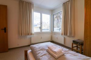 a bedroom with a bed with two towels on it at Galerie 5A by Arosa Holiday in Arosa +14 photos