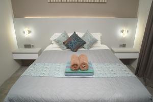 een bed met twee pantoffels erop bij 4 BEDROOM VILLA KUTA REGENCY B10 in Kuta