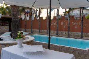 Bazén v ubytování Mg Palace Hotel Costa del Sole nebo v jeho okolí