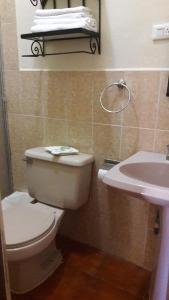 Hotel Brisas de Copan tesisinde bir banyo