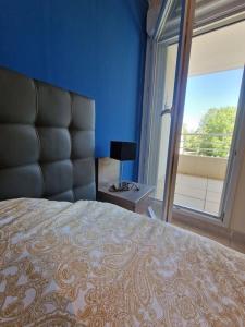 a bedroom with a large bed with a large window at Spacieux et élégant T3 en bord de mer in La Grande-Motte +23 photos