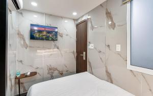 Postel nebo postele na pokoji v ubytování Hoàng Quỳnh Hotel