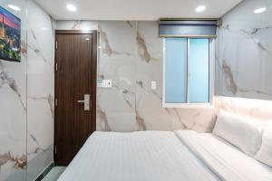 Postel nebo postele na pokoji v ubytování Hoàng Quỳnh Hotel