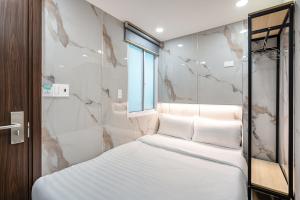 Postel nebo postele na pokoji v ubytování Hoàng Quỳnh Hotel