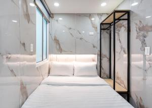 Postel nebo postele na pokoji v ubytování Hoàng Quỳnh Hotel