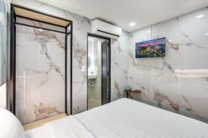 Postel nebo postele na pokoji v ubytování Hoàng Quỳnh Hotel