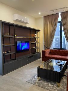 TV a/nebo společenská místnost v ubytování SkyPark One Penthouse- Gulberg Green Islamabad