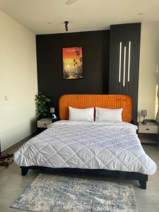 Postel nebo postele na pokoji v ubytování SkyPark One Penthouse- Gulberg Green Islamabad