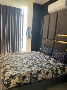 Postel nebo postele na pokoji v ubytování SkyPark One Penthouse- Gulberg Green Islamabad