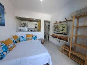 Ένα ή περισσότερα κρεβάτια σε δωμάτιο στο Studio à 200m da Praia dos Anjos - Arraial do Cabo