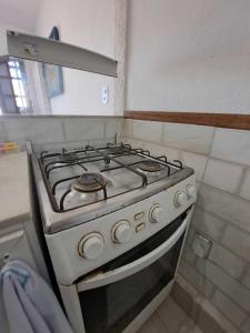 Η κουζίνα ή μικρή κουζίνα στο Studio à 200m da Praia dos Anjos - Arraial do Cabo