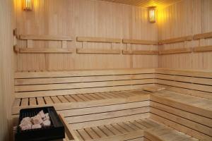 una sauna de madera con un banco en el medio en Grand Hotel Santa Teresita en Mar del Plata