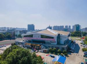 仙桃宜尚酒店(仙桃武商体育馆店) 的一座城市的大建筑,有停车场