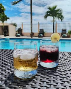 ベラクルスにあるCasa de Playa Bonitaのプールサイドのテーブルに座ったドリンク2杯