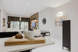 una cucina con un tagliere in legno su un bancone di Luxury 3-bedroom apartment in St Julians a San Giuliano