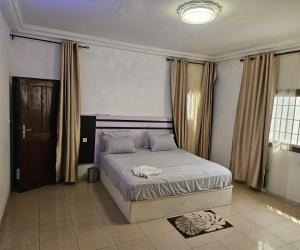 a bedroom with a bed in a room at Villa Blue Serenity in Lomé