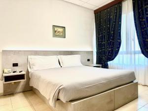 Voodi või voodid majutusasutuse Hotel Leonardo toas