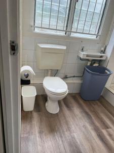 a bathroom with a toilet and a sink at Cozy 2Beds Studio witch Kitchen Laundry near Zoo and Mall in Jindalee