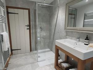 ein Badezimmer mit Waschbecken und Dusche in der Unterkunft Primrose cottage in Buxton + 33 Fotos