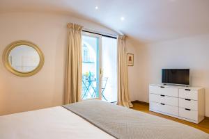 TV a/nebo společenská místnost v ubytování Direlo Guest House - Dépendance