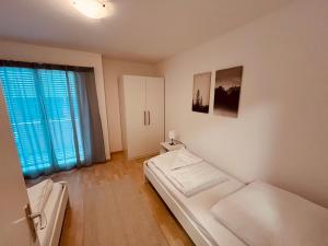 Postel nebo postele na pokoji v ubytování 3-Room Apartment for Business Travelers or Familie, Free WiFi & TV with 100 Countries, DAZN, Sky, Netflix & Disney