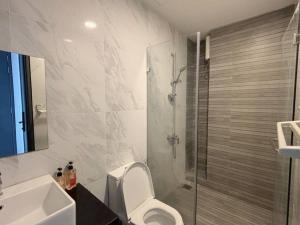 ein Badezimmer mit Dusche, Toilette und Waschbecken in der Unterkunft Stylish Studio 2PX, Emporis Near MRT KD, Segi & Thomson Hospital in Petaling Jaya + 6 Fotos