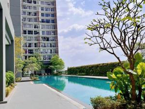 ein Schwimmbad vor einem hohen Gebäude in der Unterkunft Stylish Studio 2PX, Emporis Near MRT KD, Segi & Thomson Hospital in Petaling Jaya