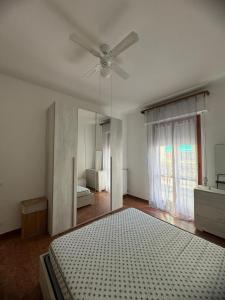 Giường trong phòng chung tại Appartamento a due passi dal mare!