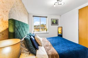 Katil atau katil-katil dalam bilik di Stylish 2 Bed 2 Bath Abode with Parking