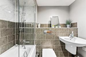 Bilik mandi di Stylish 2 Bed 2 Bath Abode with Parking