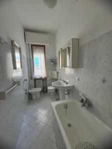 Phòng tắm tại Appartamento a due passi dal mare!