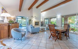 eine Küche und ein Wohnzimmer mit Tisch und Stühlen in der Unterkunft Gorgeous Home In Montady in Montady