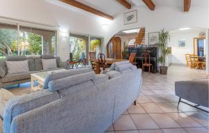 ein Wohnzimmer mit Sofas und einem Tisch mit einem Klavier in der Unterkunft Gorgeous Home In Montady in Montady