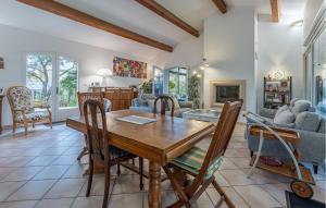 eine Küche und ein Wohnzimmer mit einem Holztisch und Stühlen in der Unterkunft Gorgeous Home In Montady in Montady