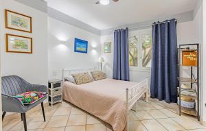 ein Schlafzimmer mit einem Bett, einem Stuhl und einem Fenster in der Unterkunft Gorgeous Home In Montady in Montady + 16 Fotos