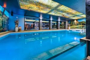 Bazén v ubytování Złoty Groń Resort & Spa nebo v jeho okolí