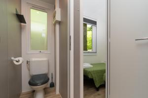 リド・デッレ・ナツィオーニにあるCamping Village Tahitiのトイレ、洗面台、窓のあるバスルーム +32枚の写真