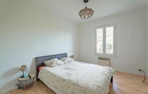 Ένα ή περισσότερα κρεβάτια σε δωμάτιο στο Nice Home In Blaye With Wifi