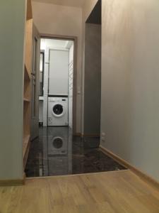 eine Waschküche mit Waschmaschine und Trockner in der Unterkunft Siauliai Apartments - Traku in Šiauliai