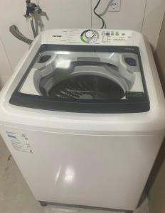 a washing machine in a bathroom with its door open at Churrasqueira e Casa privativa, Acesse os 2 quartos com 2 ar e banheiros se reservar 4 ou mais hóspedes, até 6 camas e tem pátio, roupa de cama, portão eletrônico e Desconta duração! Entrada padrão 15h adiante, inclusive à noite - Projeto Suíte Sorriso in Sorriso