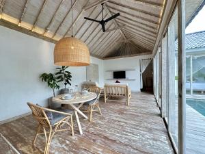 チャングーにあるBoBos Villa Echoの天井のダイニングルーム(テーブル、椅子付)
