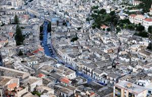 eine Luftaufnahme einer Stadt mit Gebäuden in der Unterkunft Amazing Apartment In Marina Di Modica in Marina di Modica