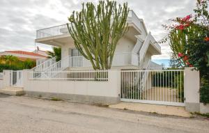 ein weißer Zaun vor einem Haus in der Unterkunft Amazing Apartment In Marina Di Modica in Marina di Modica + 11 Fotos