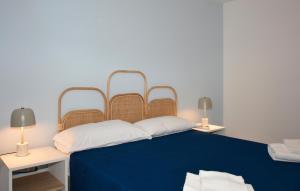 ein Schlafzimmer mit einem blauen Bett mit zwei Lampen in der Unterkunft Amazing Apartment In Marina Di Modica in Marina di Modica