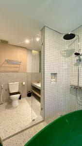 Ένα μπάνιο στο Honeymoon Private Pool Villa - Fulton Avenue