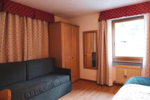 Posezení v ubytování Hotel Malga Passerella + 2 fotografie