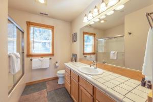 ein Badezimmer mit Waschbecken, Toilette und Spiegel in der Unterkunft Sandbar Haven in Hood River + 28 Fotos