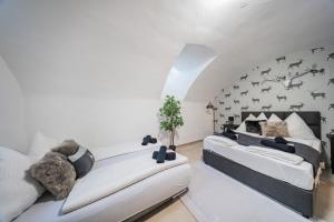 dwa łóżka w sypialni z ptakami na ścianie w obiekcie Innsbruck Underground Atelier w mieście Innsbruck